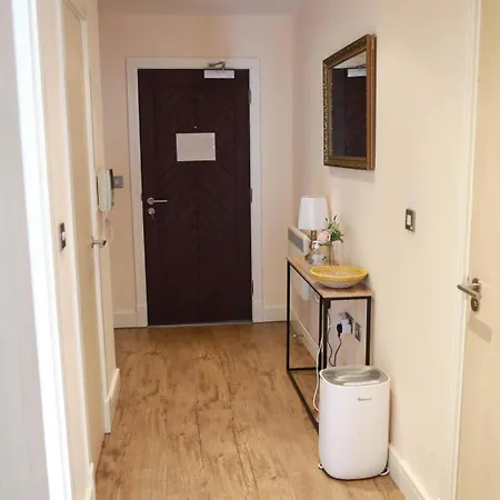 Stunning 2-bed In Apartment *